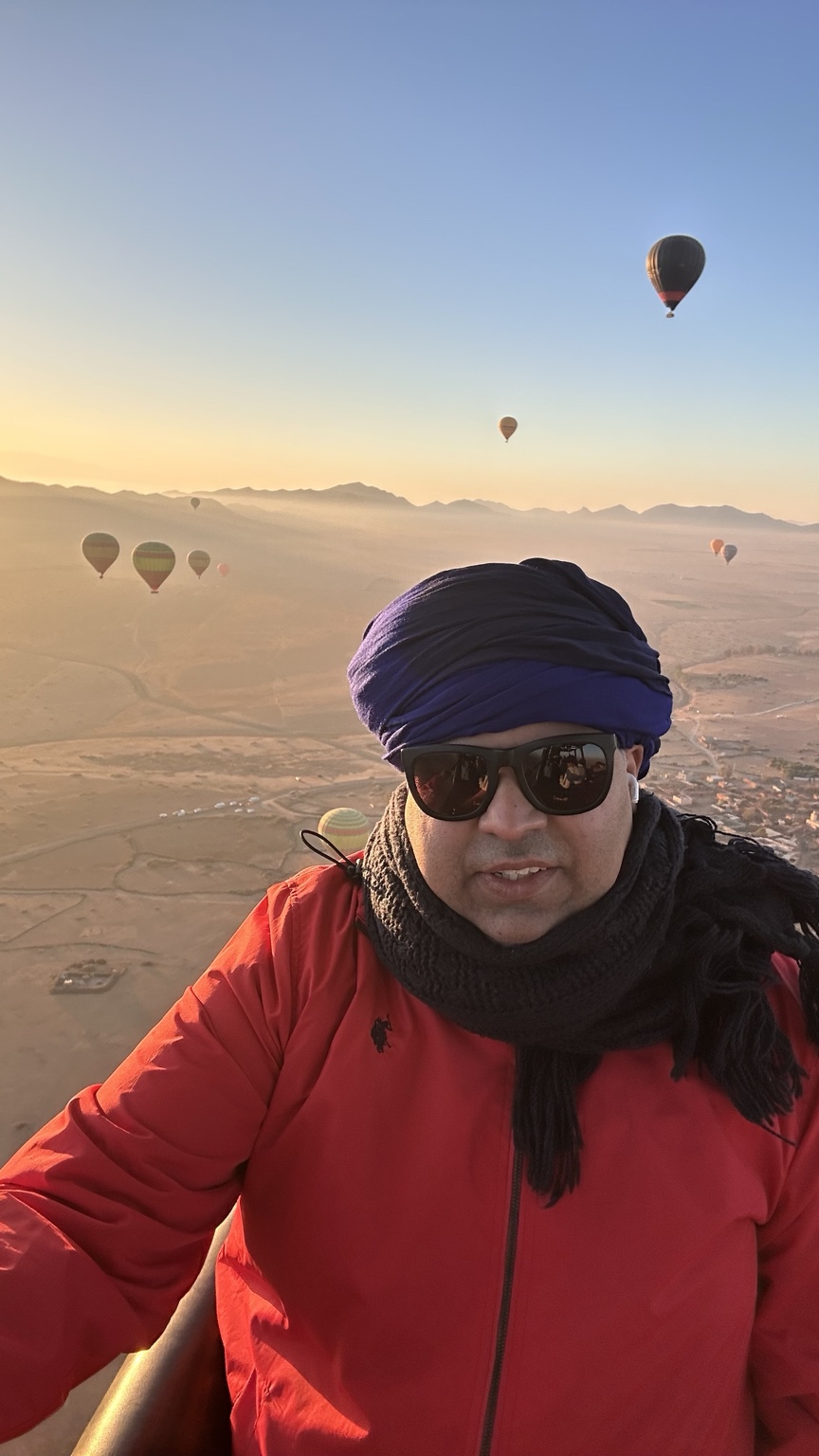 Gagan in the hot-air balloon, with more balloons behind him